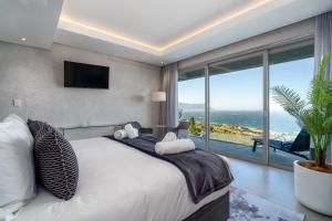 Кровать или кровати в номере Executive Boulders Beach Suite with Ocean Views