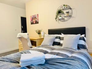 a bedroom with a bed and a desk in it at Room 3 Shared House in L7 in Liverpool