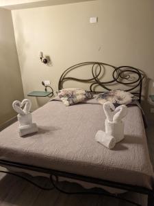 a bedroom with a bed with two stuffed animals on it at Casa D'amore in Riomaggiore