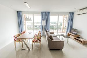 a living room with a table and a couch at Atlantis Condo Resort by Anatolii in Jomtien Beach