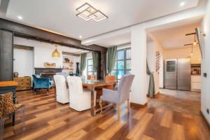 a kitchen and dining room with a table and chairs at Oakmoon House in Faro