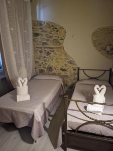 a bedroom with two beds with towels on them at Casa D'amore in Riomaggiore