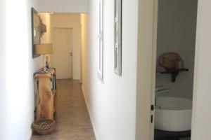 a hallway leading to a bathroom with a tub at Rincón del Río in San Antonio de Areco +14 photos
