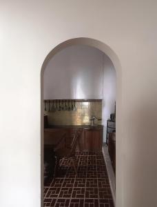 an archway in a kitchen with a table and a chair at Ninfas 371 in Pucusana +13 photos