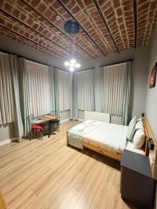 Un dormitorio con una cama y una mesa dentro. en Taksim Millennium Alkan Residence, en Estambul