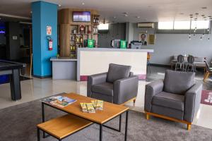 Χώρος καθιστικού στο Hotel Euro Suite São Jose do Rio Preto by Nacional Inn