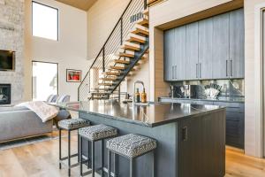 eine Küche mit einer großen Theke mit Hockern in der Unterkunft Modern Ski-InandOut Home in Brian Head with Deck in Brian Head