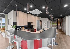 Η κουζίνα ή μικρή κουζίνα στο The Glass Mansion +85 φωτογραφίες