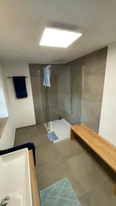 Ένα μπάνιο στο Ferienwohnung Achentraum