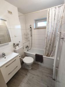 Ένα μπάνιο στο Ferienwohnung Sonnenfeld mit Gartenblick