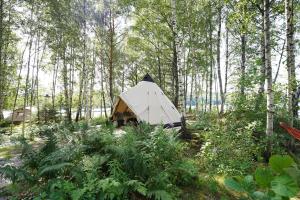 Galeriebild der Unterkunft Glamping Tent with direct lake access in Ed