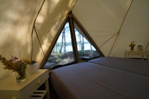 Galeriebild der Unterkunft Glamping Tent with direct lake access in Ed