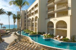 - une image de la piscine du complexe dans l'établissement Dreams Los Cabos Suites Golf Resort & Spa, à Cabo San Lucas