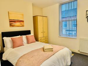 a bedroom with a large bed and a window at Quarto 4 casa compartilhada no L7 in Liverpool