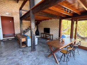a living room with a wooden table and chairs at Casa Mirante do Capão in Palmeiras