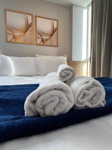 ein Hotelzimmer mit Handtüchern auf dem Bett in der Unterkunft Rooftop 1102 in Recife + 26 Fotos