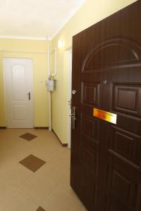 a room with a door with a sign on it at Mars II. Apartman in Szeged