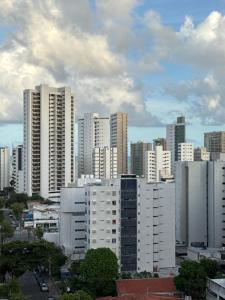 eine Skyline der Stadt mit hohen Gebäuden in einer Stadt in der Unterkunft Rooftop 1102 in Recife
