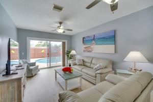 Χώρος καθιστικού στο Lanai, Grill and Outdoor Pool Melbourne Duplex!