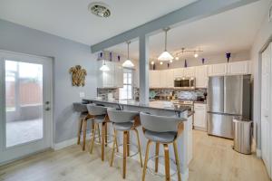 Η κουζίνα ή μικρή κουζίνα στο Lanai, Grill and Outdoor Pool Melbourne Duplex!