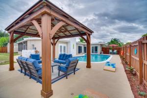 Πισίνα στο ή κοντά στο Lanai, Grill and Outdoor Pool Melbourne Duplex!