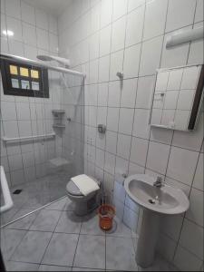 ein weißes Badezimmer mit Toilette und Waschbecken in der Unterkunft Casa Frente Mar na Avenida Beira Mar 3 Itapoa in Itapoa + 32 Fotos