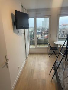 TV a/nebo společenská místnost v ubytování Chambres privées dans un appartement de 4 pièces