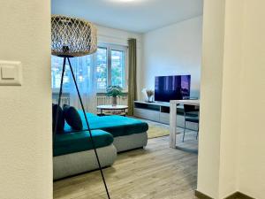 Μια τηλεόραση ή/και κέντρο ψυχαγωγίας στο Spacious & Stylish Apartment - Partial Lake View