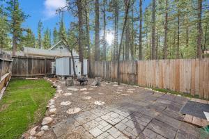 Ảnh trong thư viện ảnh của Little Naughty Pine Wi-Fi TV Ski ở Big Bear City