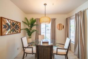 Χώρος καθιστικού στο Spacious Scottsdale Villa with Pool, Golf, Game Room, and Two Master Suites