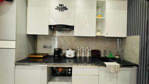 Kuchyň nebo kuchyňský kout v ubytování Leos's Den 09