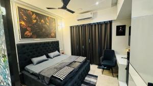 Postel nebo postele na pokoji v ubytování Leos's Den 09