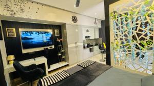 TV a/nebo společenská místnost v ubytování Leos's Den 09