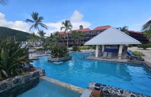 East EndにあるCondos at Sapphire Beachのリゾートを背景にした大型スイミングプール