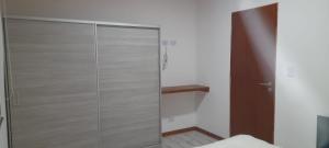 een glazen kast in een kamer met een bed bij cabañas sunrise in Merlo