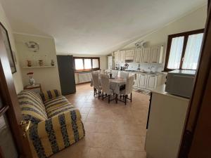 a living room with a couch and a table and a kitchen at La Fabiola in Langhirano