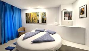 een slaapkamer met een bed met twee kussens erop bij Castillo de ensueño in La Herradura