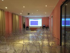 The business area and/or conference room at Momi's Hotel