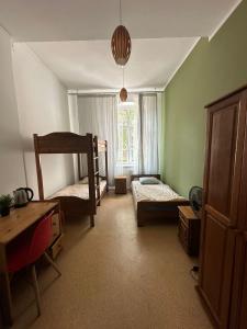 sypialnia z dwoma łóżkami piętrowymi i oknem w obiekcie Hostel J17 w mieście Katowice