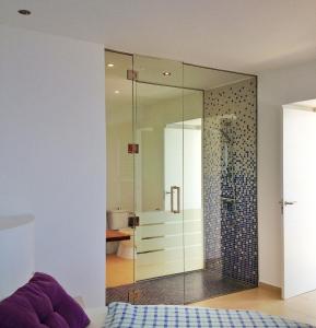 een badkamer met een douche met een glazen deur bij Castillo de ensueño in La Herradura