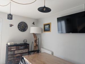 TV/trung tâm giải trí tại Maison familiale, proche mer