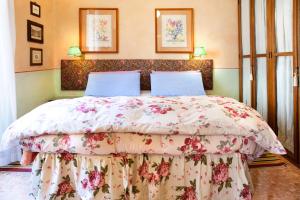 A bed or beds in a room at Poggio Imperiale Apartments