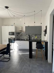 Η κουζίνα ή μικρή κουζίνα στο La Finestra sul Porto +3 φωτογραφίες