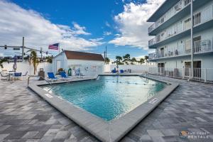 Der Swimmingpool an oder in der Nähe von Stunning Ocean Views STEPS from the Beach with Pool! Fabulous 4th Floor Studio!