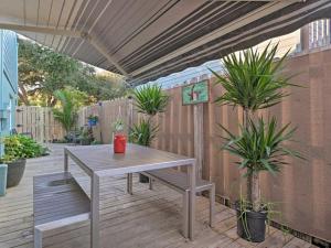 Chicken IslandにあるDog Friendly Home by Flagler Avenue! Fenced Yard and Garage! Walk to the Beach!のギャラリーの写真 +15枚の写真