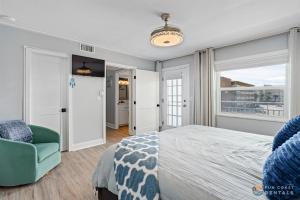 Katil atau katil-katil dalam bilik di Upscale Dog Friendly and STEPS to the Beach! Spacious Modern Chic Condo! +20 gambar