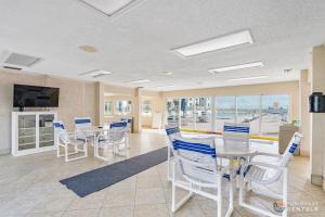 Televisyen dan/atau pusat hiburan di Upscale Dog Friendly and STEPS to the Beach! Spacious Modern Chic Condo!
