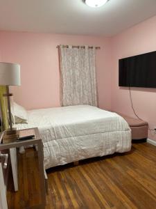 Ένα ή περισσότερα κρεβάτια σε δωμάτιο στο JFK Rosedale 2bd Apt