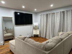 Χώρος καθιστικού στο JFK Rosedale 2bd Apt