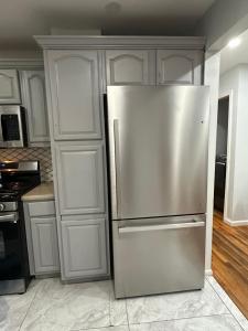 Η κουζίνα ή μικρή κουζίνα στο JFK Rosedale 2bd Apt